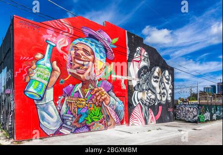 Ein heruntergekommenes Lager mit farbenfrohen Graffiti, Wynwood Art District, Miami, Florida, USA. Stockfoto