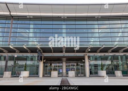 Wie eine Geisterstadt, leerer Eingang für Abflüge zum internationalen Flughafen Toronto Pearson, Terminal 1 am Nachmittag. Stockfoto