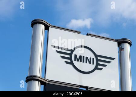 Mini-Logo auf einem Schild vor einem Autohaus, an einem sonnigen Tag. Stockfoto