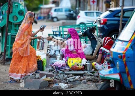 Jodhpur, Rajashtbn, Indien. 30. März 2020. Menschen, die Schutzmaske tragen, die Lebensmittel wegen Sperrung kaufen, Coronavirus, COVID-19-Ausbruch in indien. Stockfoto