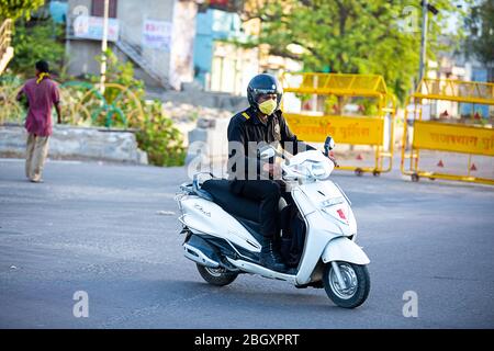 Jodhpur, Rajashtbn, Indien. 30. März 2020. Menschen mit Maske auf Fahrzeug gehen einen Ort zum anderen, Coronavirus, COVID-19 Ausbruch in indien. Halt Stockfoto