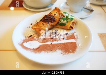 Leckere Pfannkuchen auf dem Teller im Café Stockfoto