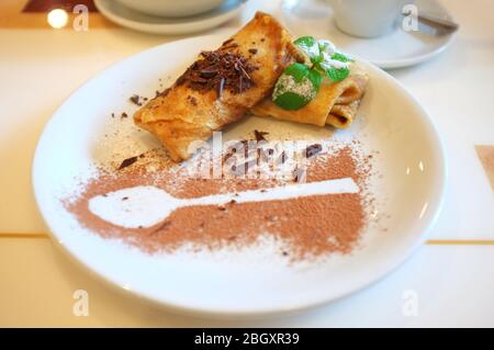Leckere Pfannkuchen auf dem Teller im Café Stockfoto
