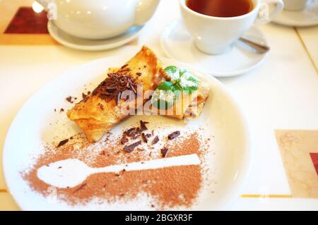 Leckere Pfannkuchen auf dem Teller im Café Stockfoto