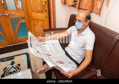 Jodhpur, Rajashtbn, Indien. 30 März 2020. Mann trägt Maske Zeitung lesen, Mann Quarantäne, isoliert, zu Hause bleiben sicher, Coronavirus, COVID-19 aus Stockfoto