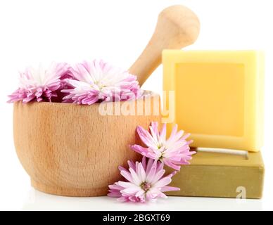 Natürliche Seife und Holzmörtel mit frischen Kräutern und Blüten auf weiß isoliert Stockfoto