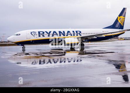 EINGEREICHT - 01. Februar 2020, Hessen, Frankfurt/Main: Auf der regnernassen Landebahn am Frankfurter Flughafen (FRA) spiegelt sich ein Ryanair-Flugzeug. Am 23. April 2020 hat der Europäische Gerichtshof über die Transparenz der Flugpreise entschieden. Die italienischen Behörden werfen Ryanair vor, im Buchungsportal zu niedrige Preise angegeben zu haben, weil die Fluggesellschaft die Gebühren für den Web-Check-in und die Verwaltungskosten für Kreditkartenzahlungen als "optionale Gebühren" eingestuft habe. Foto: Andreas Arnold/dpa Stockfoto