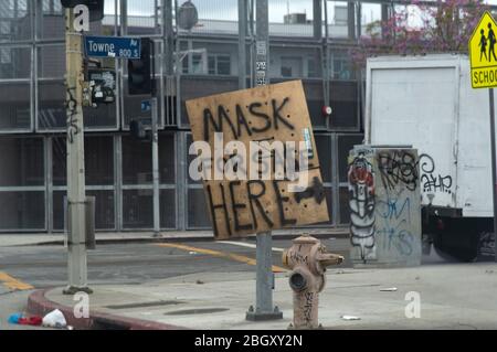 Los Angeles, CA/USA - 18. April 2020: Handgeschriebenes Schild, das auf ein Geschäft zeigt, das Gesichtsmasken während der Coronavirus-Quarantäne verkauft Stockfoto