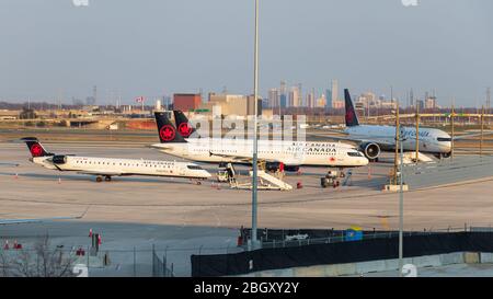 Geparkte Air Canada Flugzeuge in Toronto Pearson aufgrund des industriellen Schlages, der durch die weltweite COVID-19 Pandemie verursacht wurde. Stockfoto