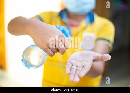 Asiatische Menschen mit Alkohol antiseptische Gel und tragen Prävention Maske, verhindern, dass Infektionen von Covid-19 Ausbruch, Frau Händewaschen mit der Hand san Stockfoto