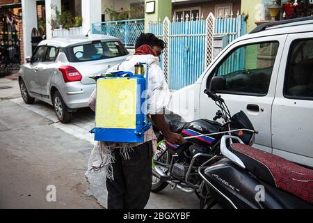 Jodhpur, Rajashtbn, Indien. 30 März 2020. Coronavirus. Indische Sanitärarbeiter tragen Maske Sprühen und Reinigung der Straßen mit Alkohol-basierte Solu Stockfoto