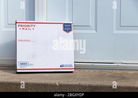 Paket des United States Parcel Service (USPS), das an eine Haustür geliefert wird. Stockfoto