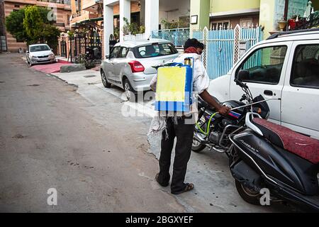 Jodhpur, Rajashtbn, Indien. 30 März 2020. Coronavirus. Indische Sanitärarbeiter tragen Maske Sprühen und Reinigung der Straßen mit Alkohol-basierte Solu Stockfoto