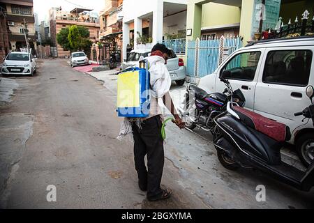 Jodhpur, Rajashtbn, Indien. 30 März 2020. Coronavirus. Indische Sanitärarbeiter tragen Maske Sprühen und Reinigung der Straßen mit Alkohol-basierte Solu Stockfoto