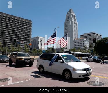 Los Angeles, CA/USA - 22. April 2020: Die Polizei blockiert Straßen während der Operation Gridlock Quarantäneprotest in Los Angeles Stockfoto