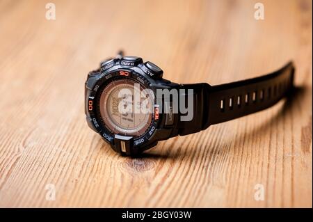 Schwarze Digitaluhr für Outdoor-Aktivitäten mit Stoppuhr, Countdown-Timer, Hintergrundbeleuchtung und Wasserdichtigkeit. Stockfoto