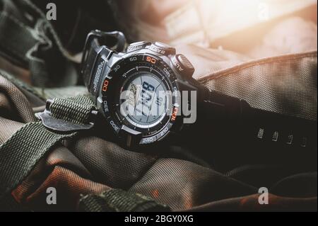 Schwarze Digitaluhr für Outdoor-Aktivitäten mit Stoppuhr, Countdown-Timer, Hintergrundbeleuchtung und Wasserdichtigkeit. Stockfoto