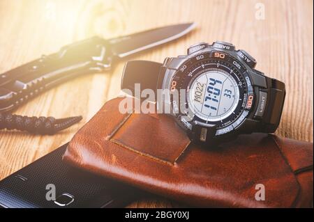 Schwarze Digitaluhr für Outdoor-Aktivitäten mit Stoppuhr, Countdown-Timer, Hintergrundbeleuchtung und Wasserdichtigkeit. Stockfoto