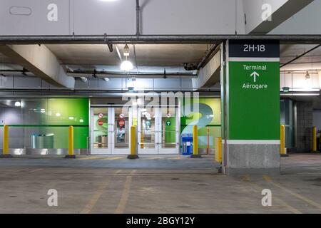 Der Eingang zum Terminal in einer Tiefgarage am Flughafen Toronto Pearson wurde während der weltweiten COVID-19-Coronavirus-Pandemie leer gesehen. Stockfoto