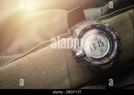 Schwarze Digitaluhr für Outdoor-Aktivitäten mit Stoppuhr, Countdown-Timer, Hintergrundbeleuchtung und Wasserdichtigkeit. Stockfoto