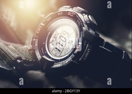 Schwarze Digitaluhr für Outdoor-Aktivitäten mit Stoppuhr, Countdown-Timer, Hintergrundbeleuchtung und Wasserdichtigkeit. Stockfoto