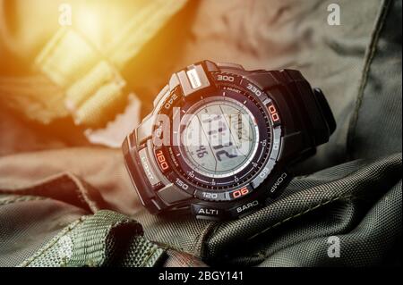 Schwarze Digitaluhr für Outdoor-Aktivitäten mit Stoppuhr, Countdown-Timer, Hintergrundbeleuchtung und Wasserdichtigkeit. Stockfoto