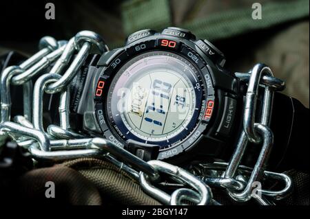 Schwarze Digitaluhr für Outdoor-Aktivitäten mit Stoppuhr, Countdown-Timer, Hintergrundbeleuchtung und Wasserdichtigkeit. Stockfoto