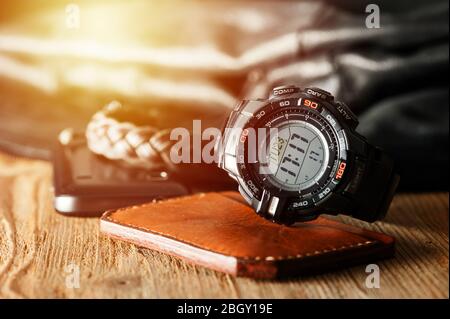 Schwarze Digitaluhr für Outdoor-Aktivitäten mit Stoppuhr, Countdown-Timer, Hintergrundbeleuchtung und Wasserdichtigkeit. Stockfoto