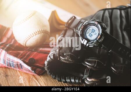 Schwarze Digitaluhr für Outdoor-Aktivitäten mit Stoppuhr, Countdown-Timer, Hintergrundbeleuchtung und Wasserdichtigkeit. Stockfoto