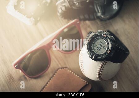 Schwarze Digitaluhr für Outdoor-Aktivitäten mit Stoppuhr, Countdown-Timer, Hintergrundbeleuchtung und Wasserdichtigkeit. Stockfoto