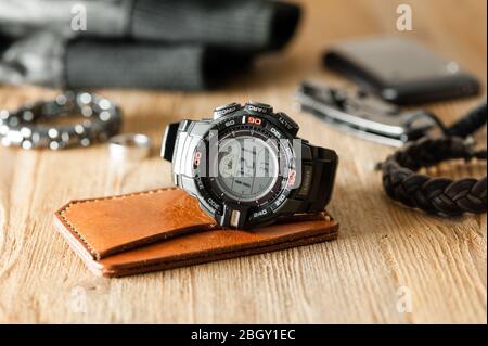 Schwarze Digitaluhr für Outdoor-Aktivitäten mit Stoppuhr, Countdown-Timer, Hintergrundbeleuchtung und Wasserdichtigkeit. Stockfoto