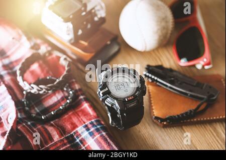 Schwarze Digitaluhr für Outdoor-Aktivitäten mit Stoppuhr, Countdown-Timer, Hintergrundbeleuchtung und Wasserdichtigkeit. Stockfoto