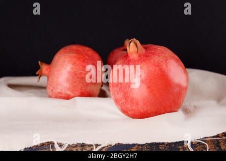 Saftige Reife Granatäpfel auf dunklem Hintergrund Stockfoto