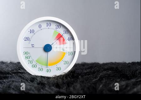 Weißes modernes Design von analogem Thermometer und Hygrometer Stockfoto