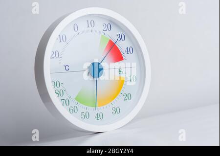 Weißes modernes Design von analogem Thermometer und Hygrometer Stockfoto