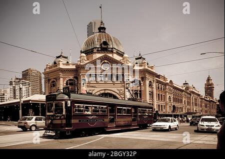 Straßenbahn vor Flinders Street Station, Finders Street, Melbourne, Australien. Stockfoto