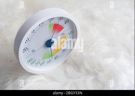 Weißes modernes Design von analogem Thermometer und Hygrometer Stockfoto