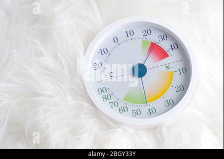 Weißes modernes Design von analogem Thermometer und Hygrometer Stockfoto