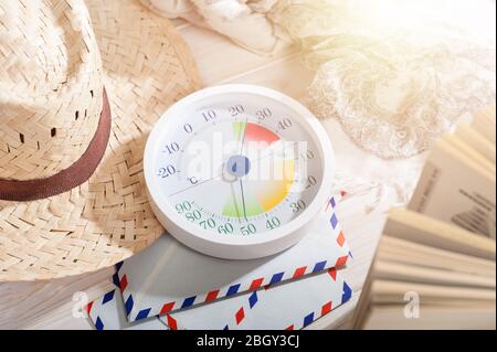 Weiß moderner Stil von analogen Thermometer und Hygrometer mit anderen Objekten auf weißem Holzbrett Stockfoto