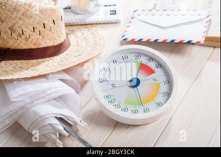 Weiß moderner Stil von analogen Thermometer und Hygrometer mit anderen Objekten auf weißem Holzbrett Stockfoto