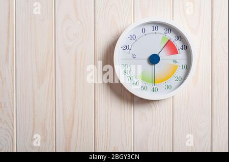 Weißes modernes Design von analogem Thermometer und Hygrometer Stockfoto