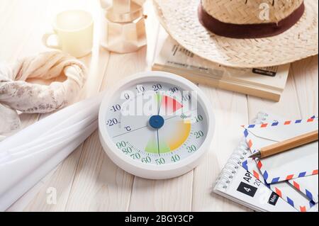 Weiß moderner Stil von analogen Thermometer und Hygrometer mit anderen Objekten auf weißem Holzbrett Stockfoto