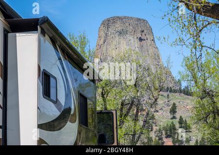 Devils Tower NM, Wyoming, 31. Mai 2019: Genießen Sie die fesselnde Aussicht von unserem Wohnmobil Stockfoto