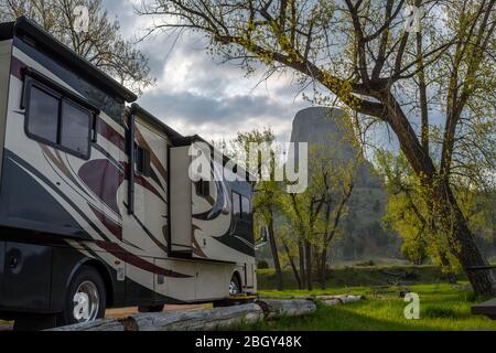 Devils Tower NM, Wyoming, 31. Mai 2019: Genießen Sie die fesselnde Aussicht von unserem Wohnmobil Stockfoto