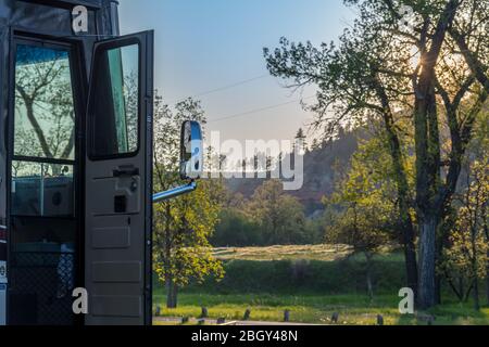 Devils Tower NM, Wyoming, 31. Mai 2019: Genießen Sie die fesselnde Aussicht von unserem Wohnmobil Stockfoto
