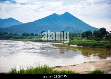 Wunderschöne malerische Kaeng Khut Khu in Chiang Khan, Loei Bezirk, Thailand. Kaeng Khut Khu ist die Inselgruppe mitten im Mekong. Stockfoto