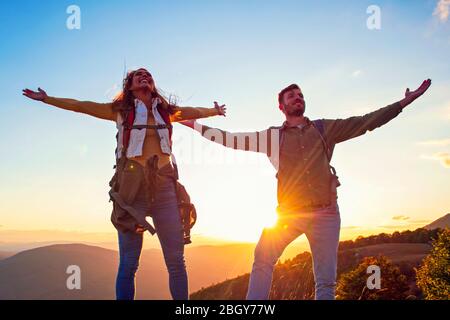 Ein Paar auf einem Berg schüttelt die Hände Stockfoto