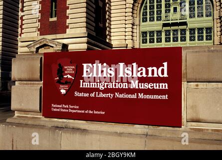 Ellis Island Immigrant Museum Schild, Freiheitsstatue National Monument, New York Stockfoto