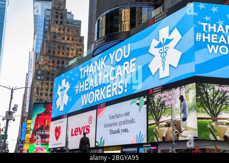 New York, Usa. April 2020. Atmosphäre am Times Square in Manhattan in New York City in den Vereinigten Staaten. LED-Panels sind eine Hommage an das Gesundheitswesen. New York City ist das Epizentrum der Coronavirus-Pandemie (COVID-19). Quelle: Brasilien Foto Presse/Alamy Live News Stockfoto