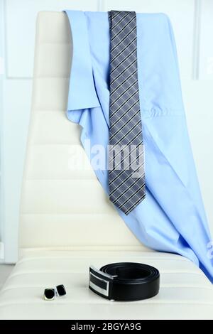 Herrenbekleidung auf dem Stuhl Stockfoto